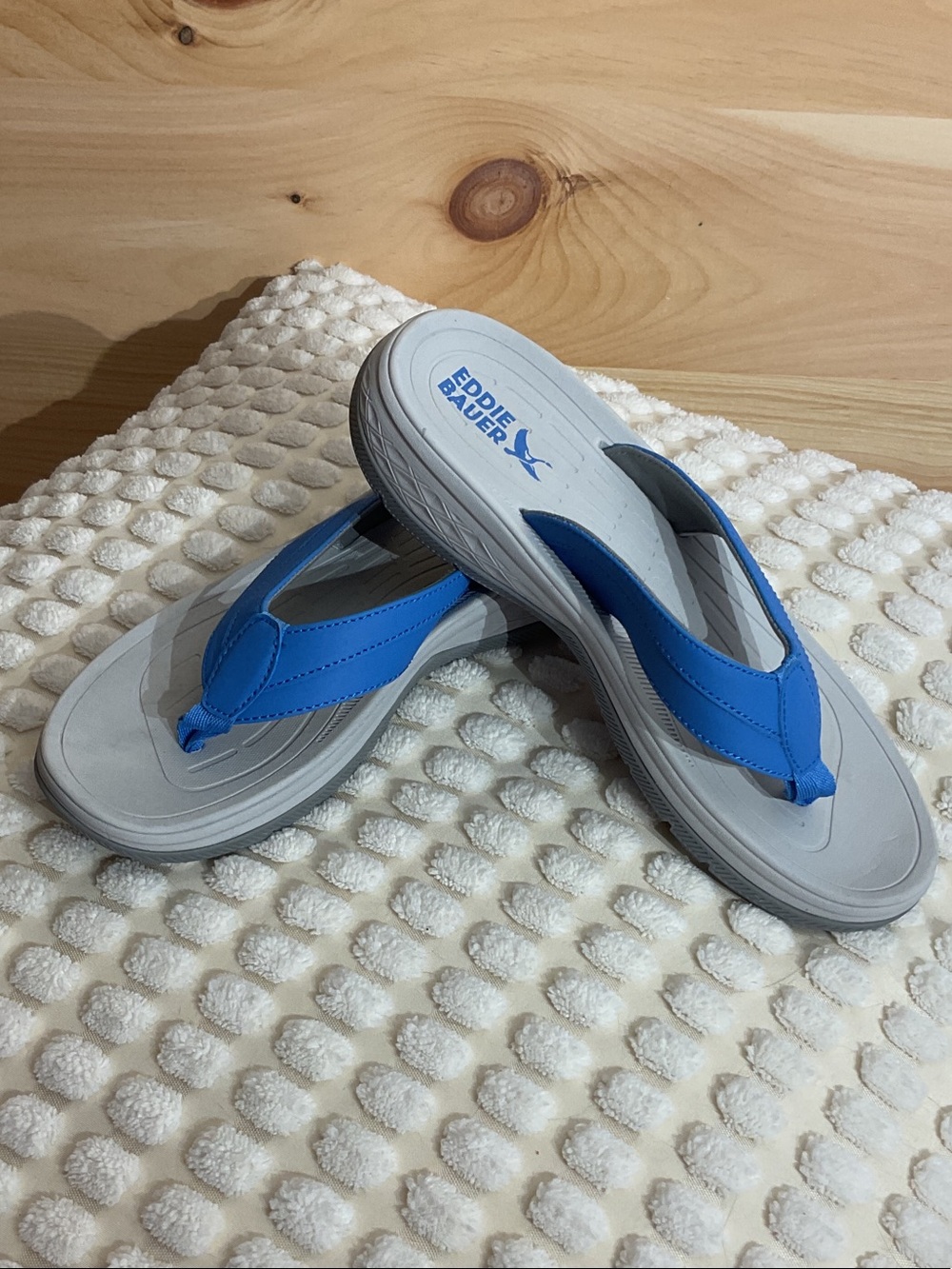 NWOT Eddie Bauer women’s size 8, Bright Blue Strap Gray Footbed Flip Flops